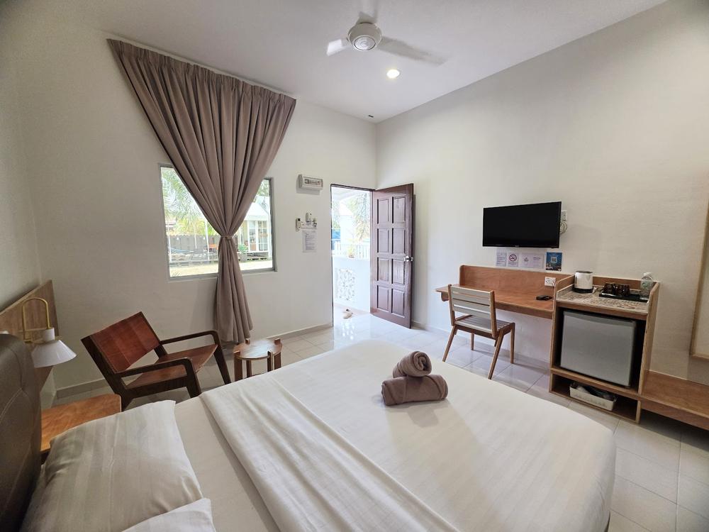 Room with desk and TV